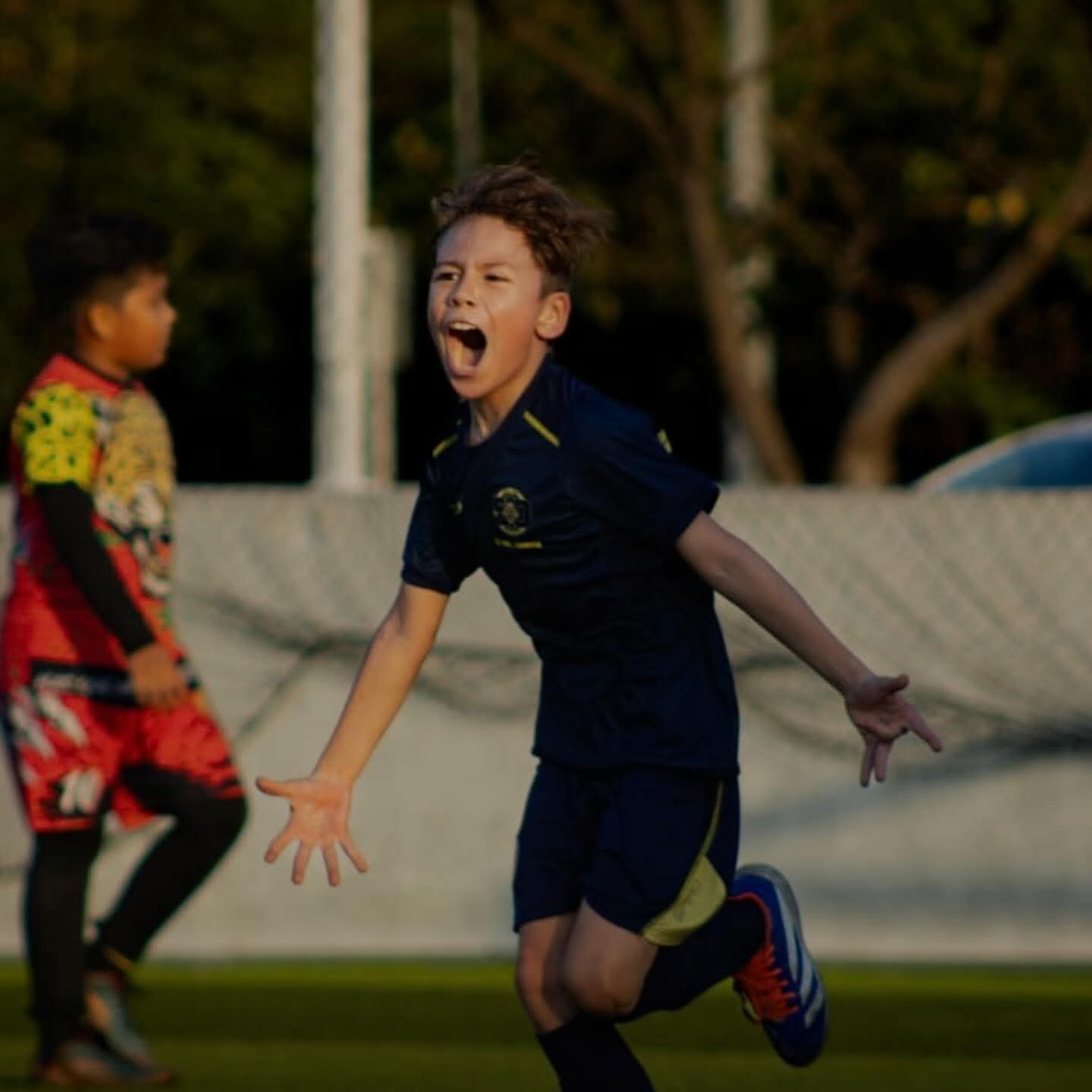 Jugador de Nido Águila Ciudad del Carmen celebrando un gol en la cancha