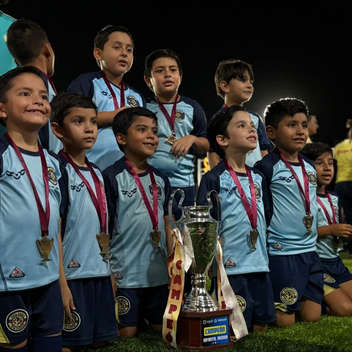 Equipo de Nido Águila Ciudad del Carmen celebrando el título de campeón infantil